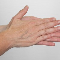 Zuerst die Handflächen mehrmals aufeinander reiben, um das Desinfektionsmittel auf den Händen zu verteilen.  
