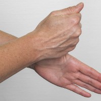 Den Daumen links und rechts jeweils in die Hohlhand nehmen und mit einer drehenden Bewegung den Daumen großflächig mit Desinfektionsmittel benetzen.