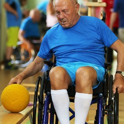 Die Herausforderung einen Ball auf der Bank fahrend im Rollstuhl zum Ziel zu rollen bewältigte der Teilnehmer mit Bravour.