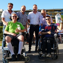 Zwei Gewinner posieren stolz mit ihren Gewinnen zusammen mit der Kollegialen Führung des Hauses sowie dem Häringer Bürgermeister fürs Foto.