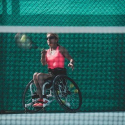 Rollstuhltennisspielerin, Tennismatch im Rollstuhl