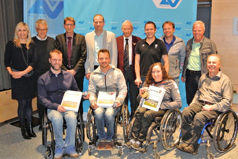 Gruppenbild von vier Mitgliedern des Rollstuhlclub Tiroler Unterland, die an den Paraplympics in Pyeongchang teilgenommen haben und weiteren Ehrengästen 
