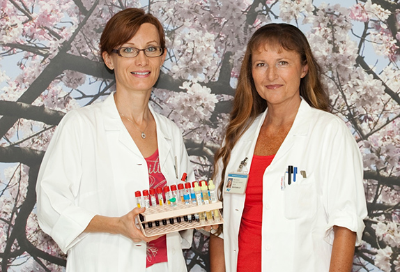 Gruppenbild zweier Mitarbeiterinnen aus dem Labor