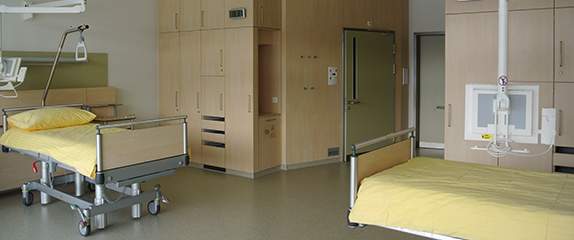 Doppelzimmer im Rehabilitationszentrum mit Blick Richtung Bad 