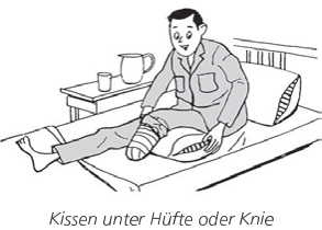 Patient liegt auf dem Bett und legt ein Kissen unter sein Knie.