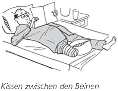 Patient liegt auf dem Bett mit einem Kissen zwischen den Beinen und liest Zeitung.
