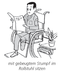 Patient sitzt mit gebeugtem Stumpf im Rollstuhl und liest Zeitung.